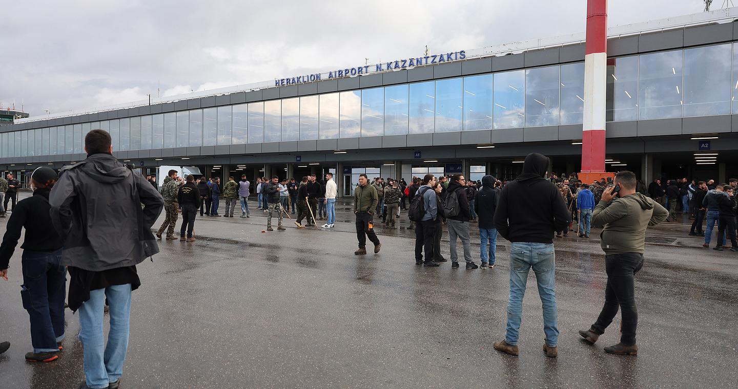 Ανοίγει ξανά το αεροδρόμιο του Ηρακλείου – Αποχωρούν οι αγρότες