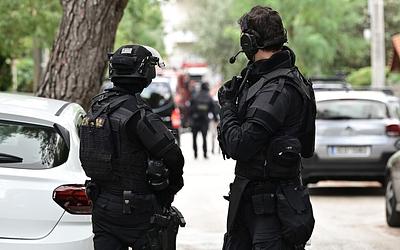 Καλύβια: Εντοπίστηκε βαρύς οπλισμός σε κλεμμένο αυτοκίνητο – Σοκ!