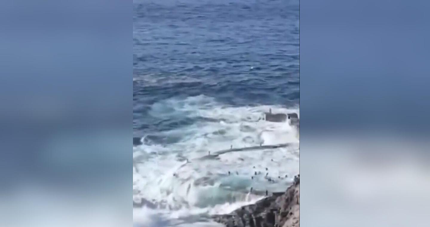 Τενερίφη: Γιγαντιαίο κύμα παρασύρει τέσσερα άτομα σε φυσική πισίνα – Ένας αγνοούμενος