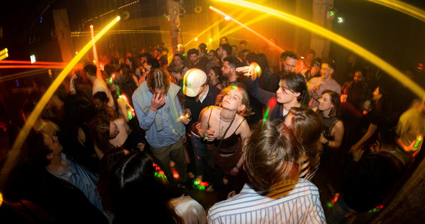 Πώς θα λειτουργεί ο ψηφιακός έλεγχος ηλικίας με QR code για αλκοόλ και καπνό σε καταστήματα και μπαρ