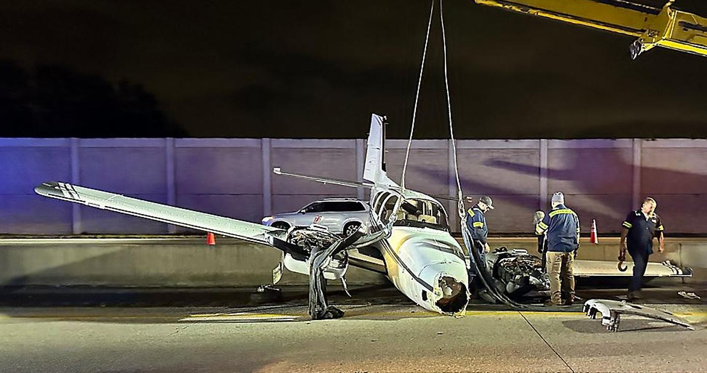 Αεροπλάνο προσγειώνεται πάνω σε αυτοκίνητο και όλοι επιβιώνουν με γρατζουνιές! [βίντεο]