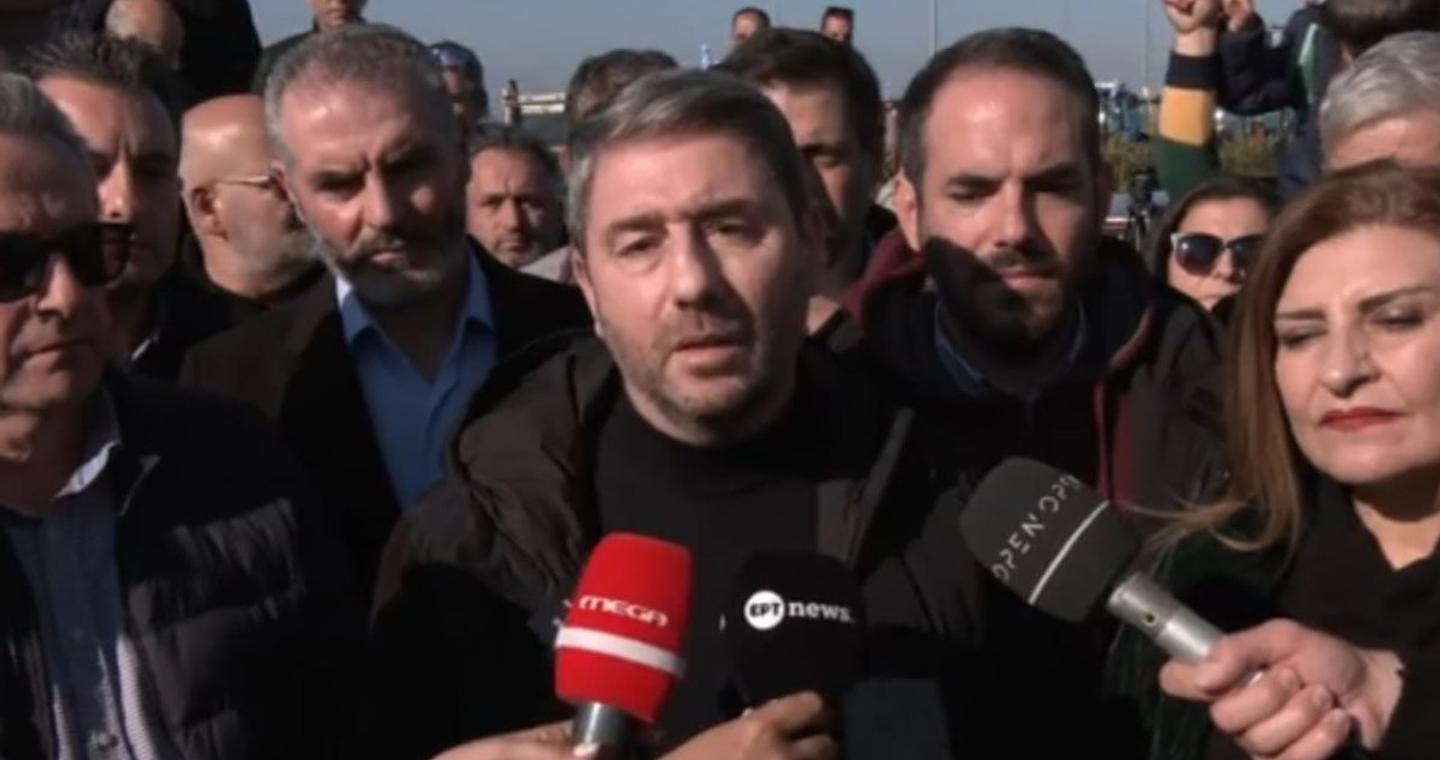 Ανδρουλάκης από το μπλόκο της Καρδίτσας: Στεκόμαστε στο πλευρό των αγροτών και του δίκαιου αγώνα τους