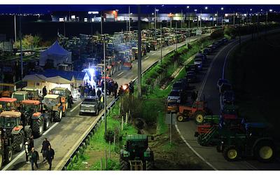 Αγρότες κλιμακώνουν: Αποκλεισμοί σε λιμάνια, αεροδρόμια και διόδια!