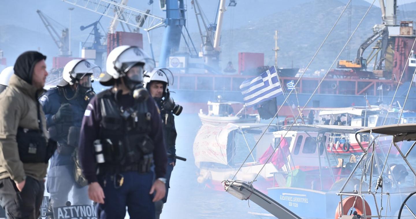 «Πολιορκία» από στεριά και θάλασσα στο λιμάνι του Βόλου - Ραντεβού και στη γέφυρα Ρίου - Αντιρρίου