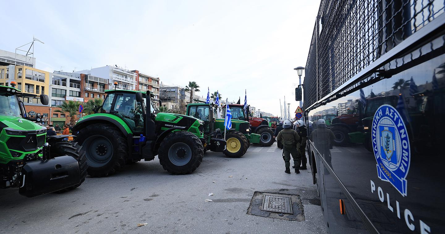 Αποχωρούν οι αγρότες από το λιμάνι του Βόλου