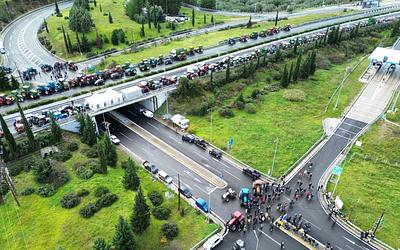 Αγρότες σε αναβρασμό: Εσωκομματική κριτική και μπλόκα δοκιμάζουν την κυβέρνηση!