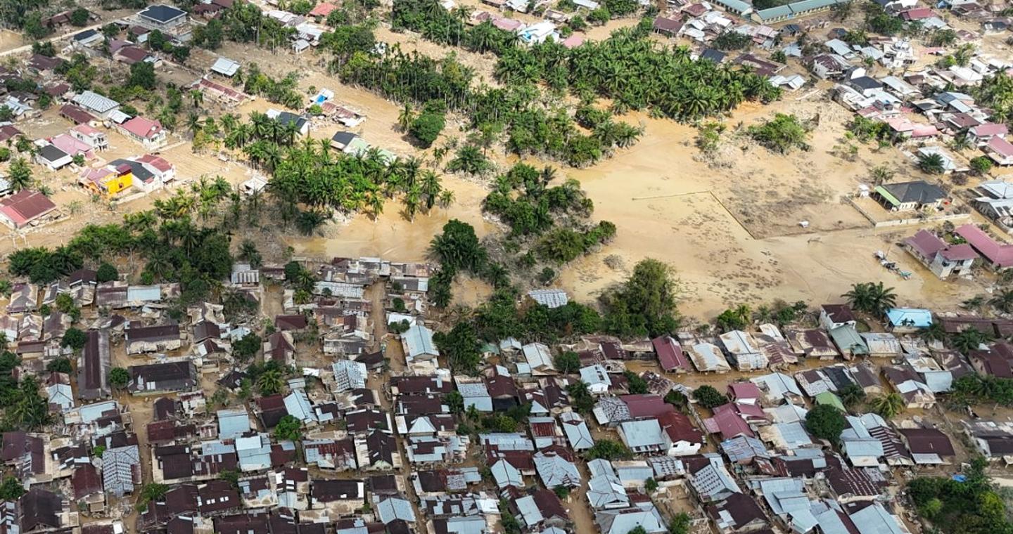 Πώς οι σφοδρές καταιγίδες και η κλιματική κρίση προκάλεσαν τις θανατηφόρες πλημμύρες στην Ασία