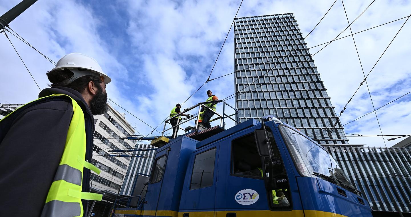 Ξεκίνησε το ξήλωμα του δικτύου τρόλεϊ στον Πειραιά