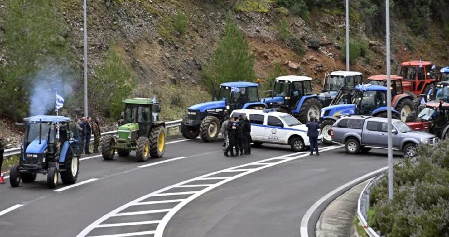 Κλιμακώνουν οι αγρότες: Συνεχίζουν με νέα μπλόκα με στόχο να μείνουν στους δρόμους μέχρι τις γιορτές – Απόφαση για αποκλεισμό του λιμανιού Βόλου την Τετάρτη