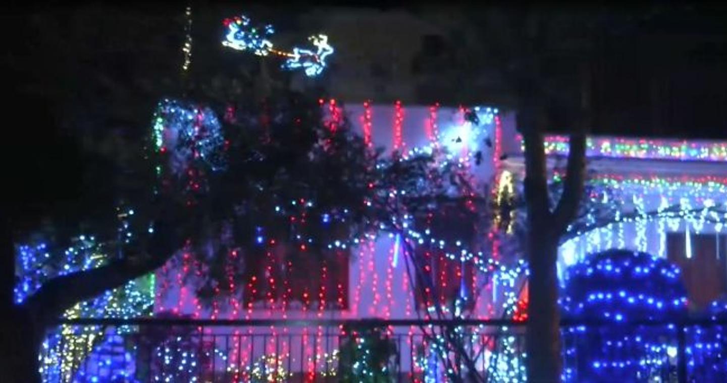 Αυτό είναι το πιο χριστουγεννιάτικο σπίτι – Βρίσκεται στο Χαλάνδρι και χρειάστηκαν 20 μέρες και 20.000 λαμπιόνια για τον στολισμό