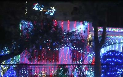 Χριστουγεννιάτικη μαγεία στο Χαλάνδρι: Σπίτι μεταμορφώθηκε σε λαμπερό θέαμα!