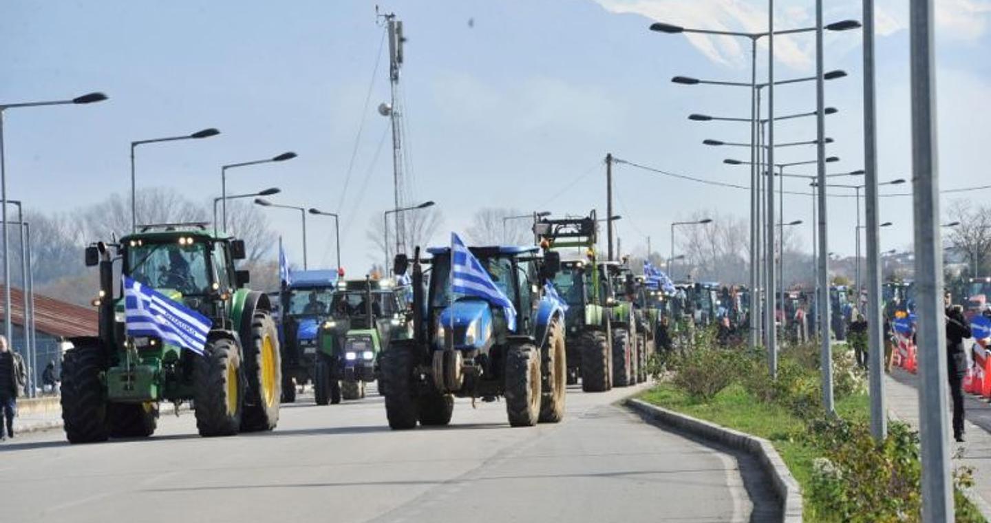 Αγροτικά μπλόκα: Αποκλεισμοί σε Εθνική, Εγνατία και Ιόνια Οδό – Νέες συνελεύσεις το μεσημέρι