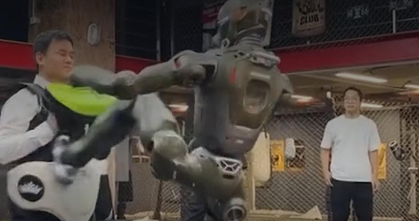 Βίντεο: Ανθρωποειδές ρομπότ κλωτσά τον CEO της εταιρείας που το κατασκεύασε και τον ρίχνει κάτω
