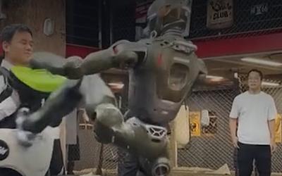 Ρομπότ… μποξέρ: Κινεζική εταιρεία «ρίχνει» τον CEO της στο ρινγκ!