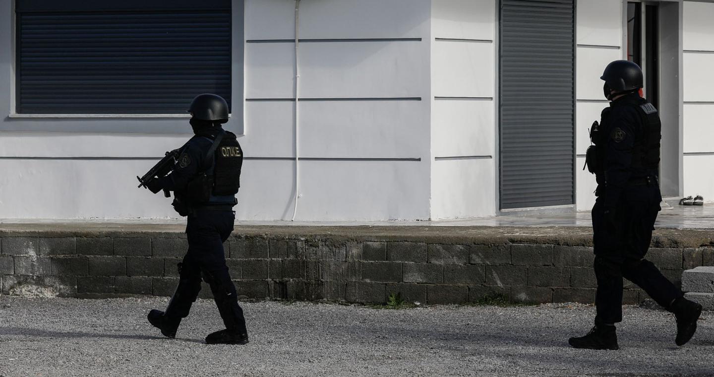 Πυροβολισμοί στο Ίλιον μεταξύ δύο οικογενειών Ρομά - Νύφη κατήγγειλε τον πεθερό της για απόπειρα βιασμού