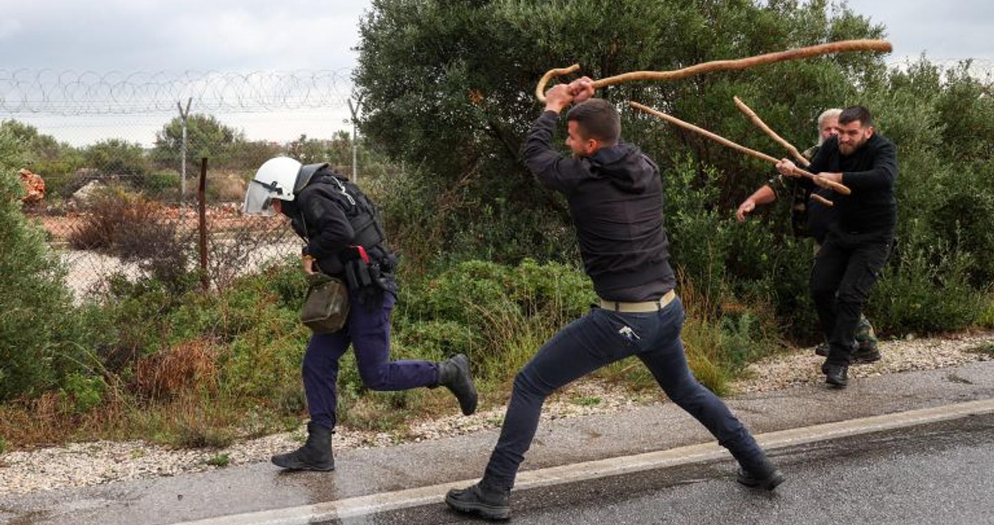 Οι αγρότες πολιόρκησαν τα αεροδρόμια Ηρακλείου και Χανίων – Σοβαρά επεισόδια με συγκρούσεις, πετροπόλεμο και χημικά