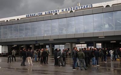 Κρήτη: Αγρότες ξανά «έκλεισαν» το αεροδρόμιο Ηρακλείου – Ακυρώσεις πτήσεων