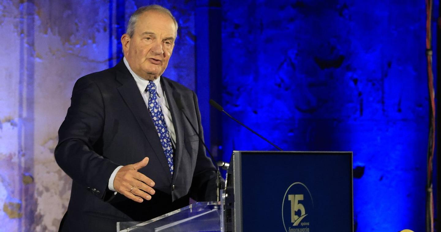 Κεραυνοί Καραμανλή κατά Μητσοτάκη για συνολική κρίση θεσμών – Ηχηρή επαναφορά στην ατζέντα του σκανδάλου των υποκλοπών