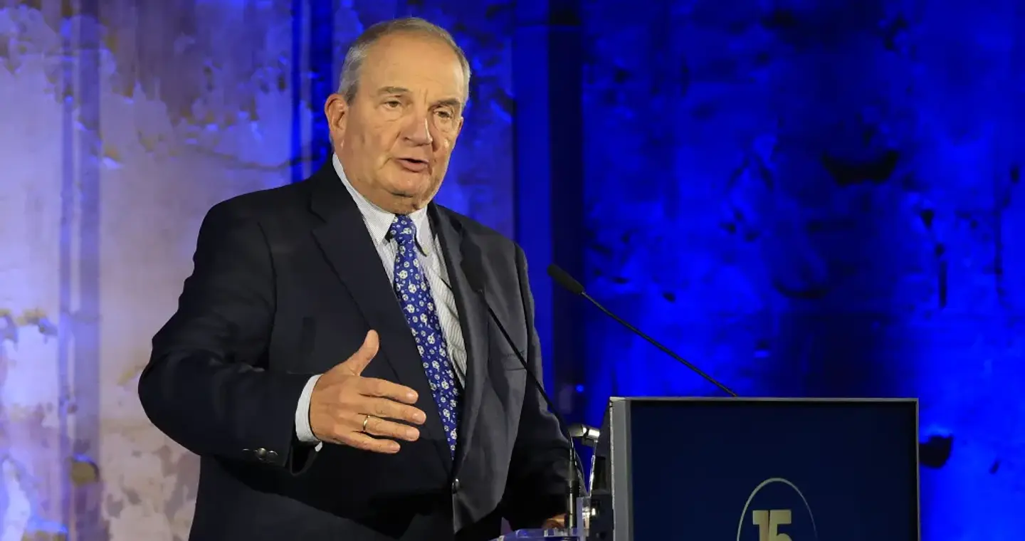 Αιχμηρή ομιλία Καραμανλή κατά της κυβέρνησης Μητσοτάκη