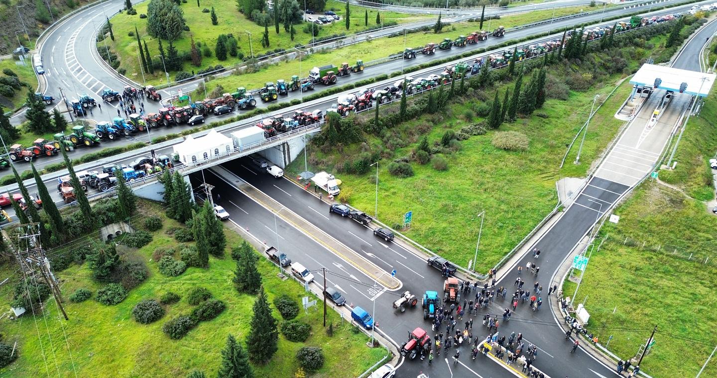 Κλιμακώνουν τις κινητοποιήσεις οι αγρότες: Τρακτέρ στους δρόμους, μπλόκα σε τελωνεία και λιμάνια