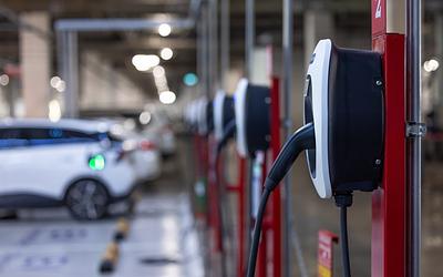 Νέος φόρος στα ηλεκτρικά αυτοκίνητα: Τι αλλάζει στη Βρετανία;