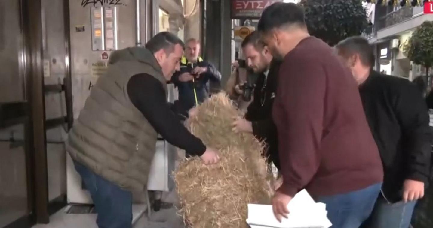 Λάρισα: Διαμαρτυρία αγροτών έξω από γραφεία βουλευτών της ΝΔ -Πέταξαν άχυρα, τι είπαν για συνάντηση με Μητσοτάκη