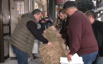 Ένταση στη Λάρισα: Αγρότες πετούν άχυρα και κλιμακώνουν τις κινητοποιήσεις!