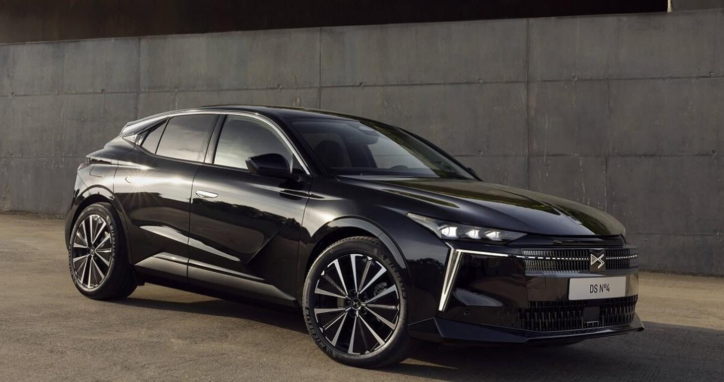 DS: Από 33.900 ευρώ το DS N°4 με τρία κινητήρια συστήματα