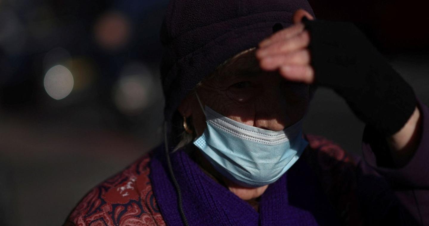 Γρίπη: Επιστρέφουν οι μάσκες στη Βρετανία μετά από ρεκόρ νοσηλειών – Καμπανάκι επιστημόνων