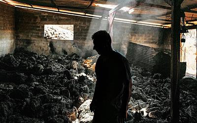 Πάτρα: Μια πόλη στις φλόγες, μια κοινωνία σε αναζήτηση ελπίδας
