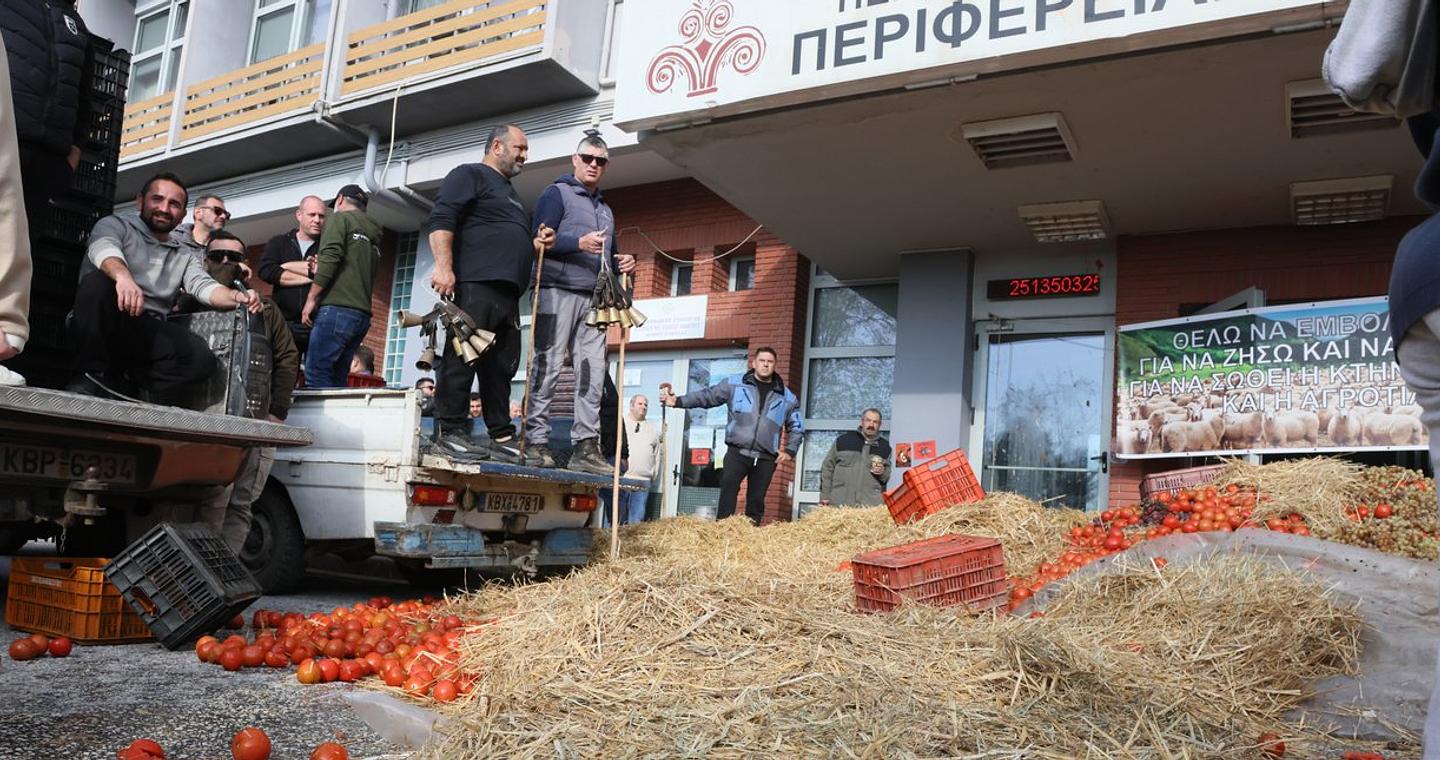 Αγρότες στην Καβάλα πέταξαν άχυρα, ντομάτες, σταφύλια και έριξαν γάλα στο κτίριο της Αντιπεριφέρειας