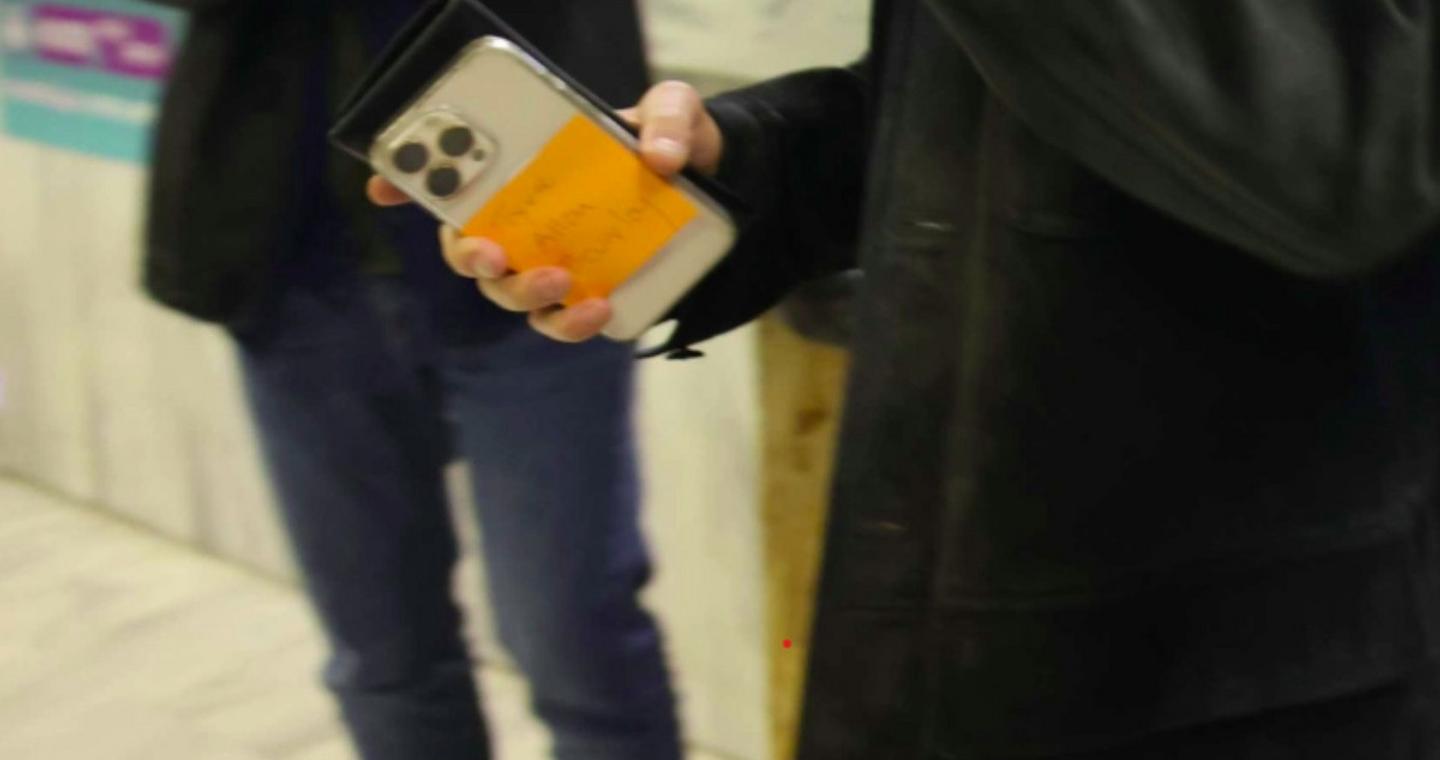 Απίθανο σκηνικό: Ο Μυστακίδης αποκάλυψε τις μεταγραφές του ΠΑΟΚ με χαρτάκι στο κινητό τηλέφωνο