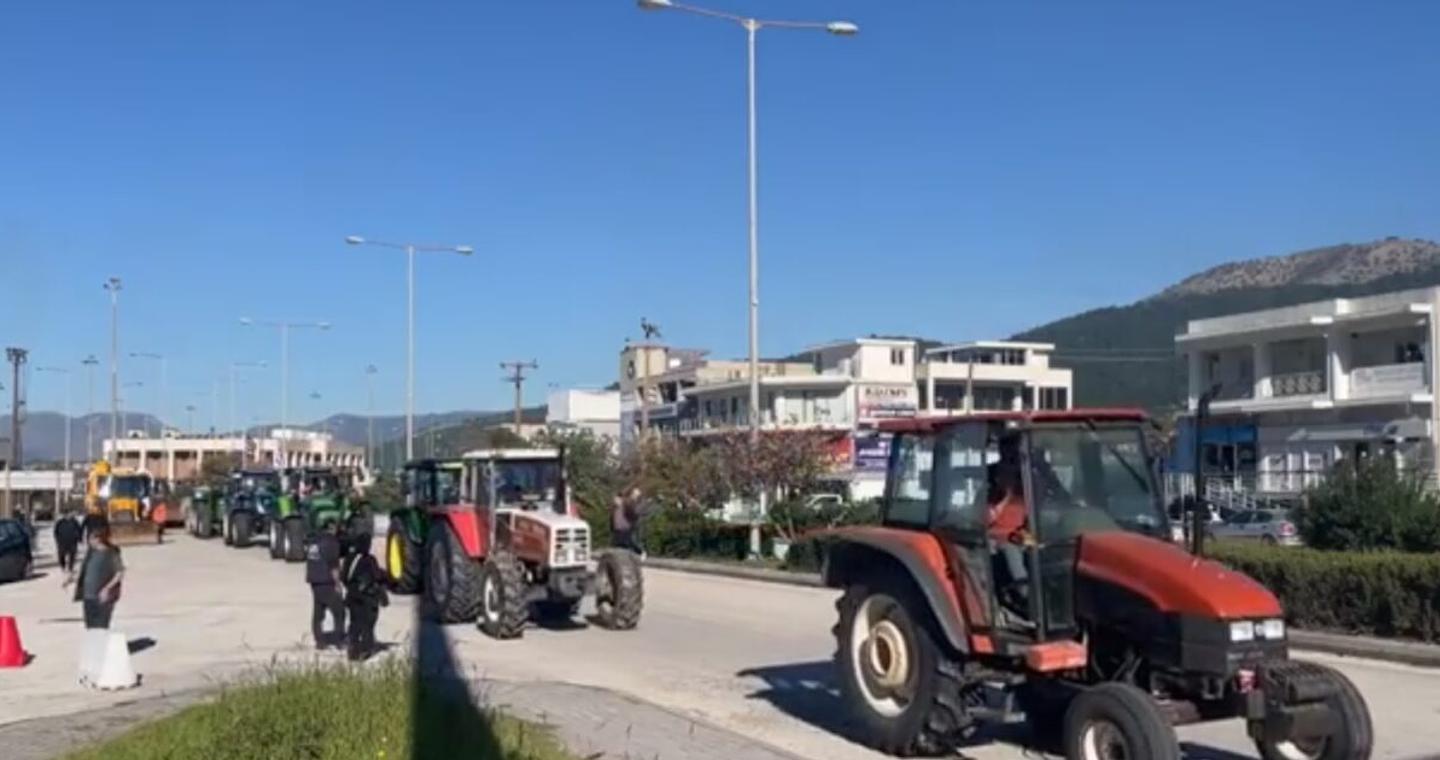 Στο λιμάνι της Ηγουμενίτσας έφτασαν οι αγρότες με τα τρακτέρ
