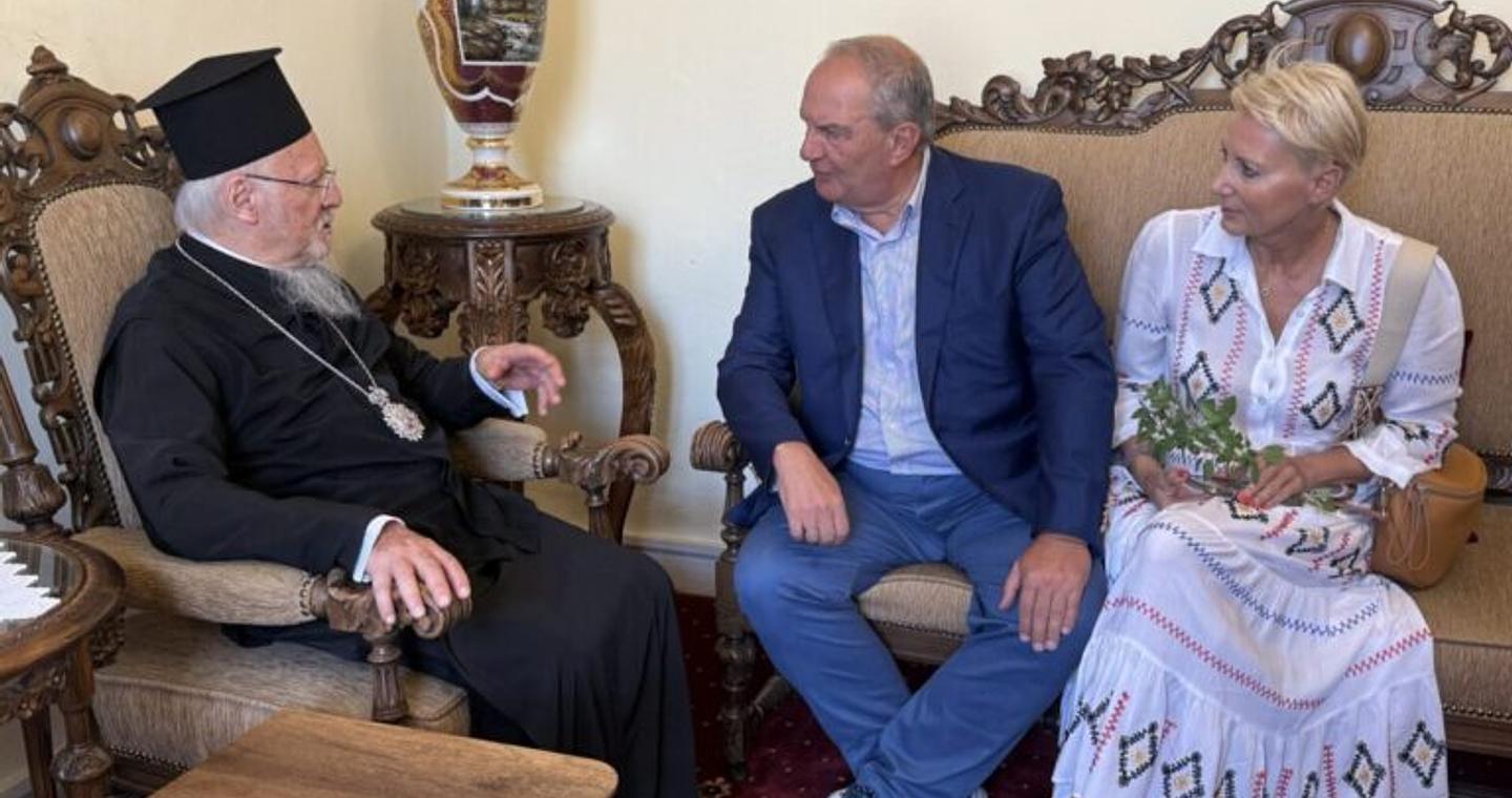 Στην Ίμβρο ο Κώστας Καραμανλής – Συνάντηση με τον Οικουμενικό Πατριάρχη Βαρθολομαίο