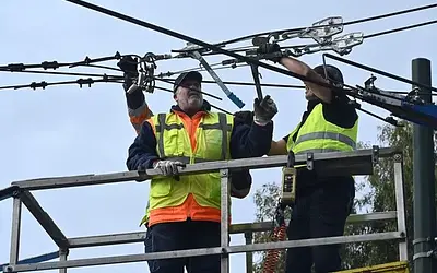 Πειραιάς: Ξεκίνησε η αποξήλωση των καλωδίων τρόλεϊ – Τι αλλάζει;