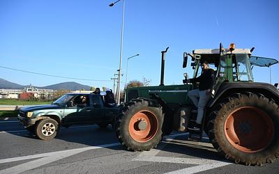 Θεσσαλονίκη: Αγρότες περικυκλώνουν το λιμάνι – Κλιμακώνεται η αγροτική οργή!