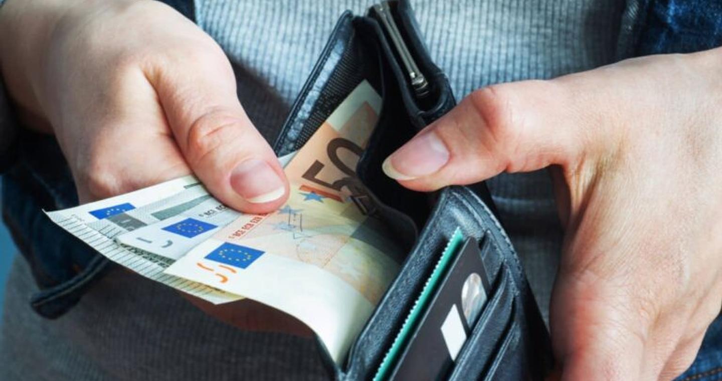 Δώρο Χριστουγέννων: Πότε ξεκινά η πληρωμή του – Ο χάρτης των πληρωμών για εργαζόμενους και δικαιούχους της ΔΥΠΑ