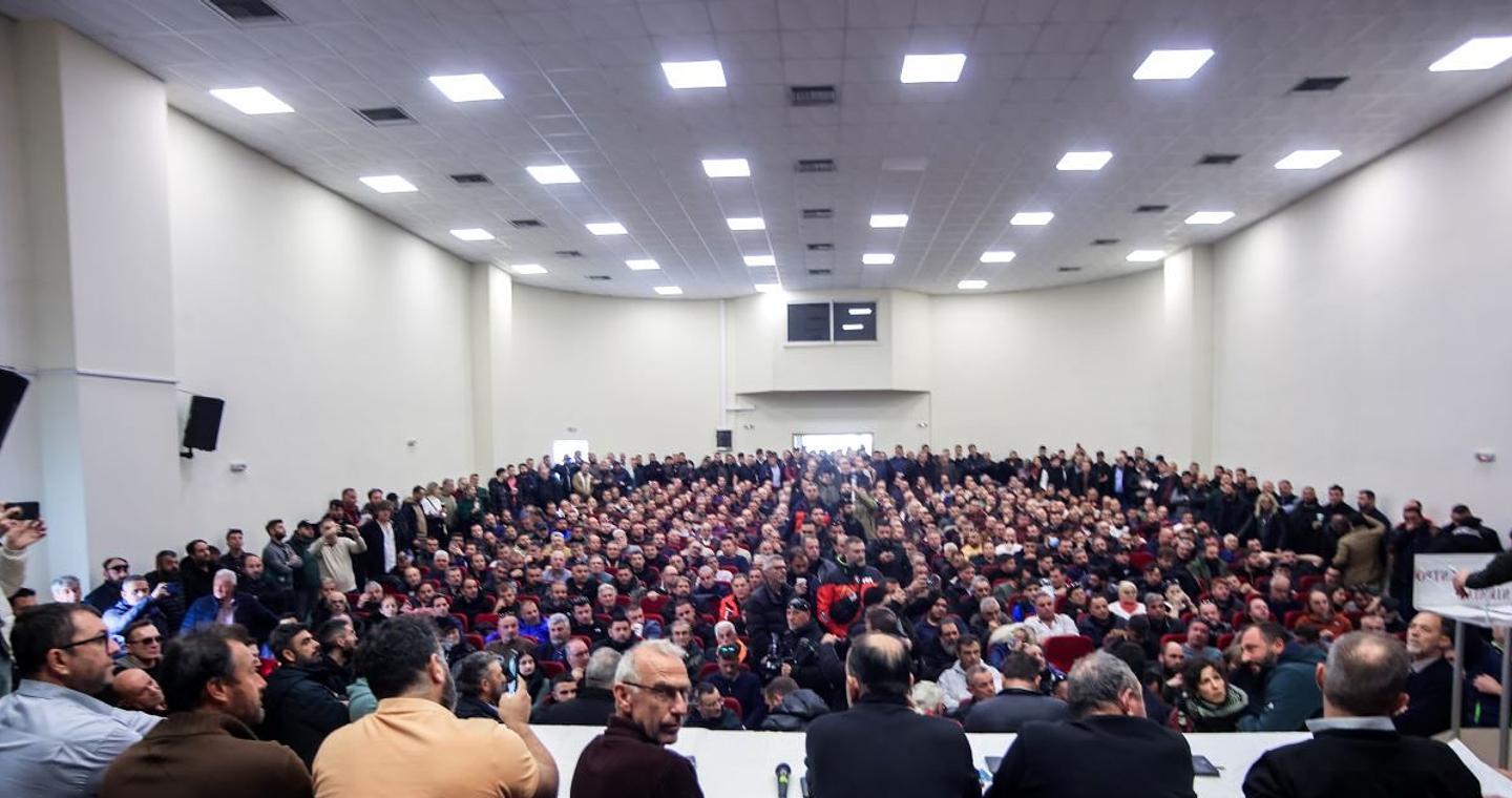 Αγρότες: «Ο Μητσοτάκης έκλεισε συνάντηση μόνος του», λένε - Σε εξέλιξη η πανελλαδική σύσκεψη στη Νίκαια Λάρισας