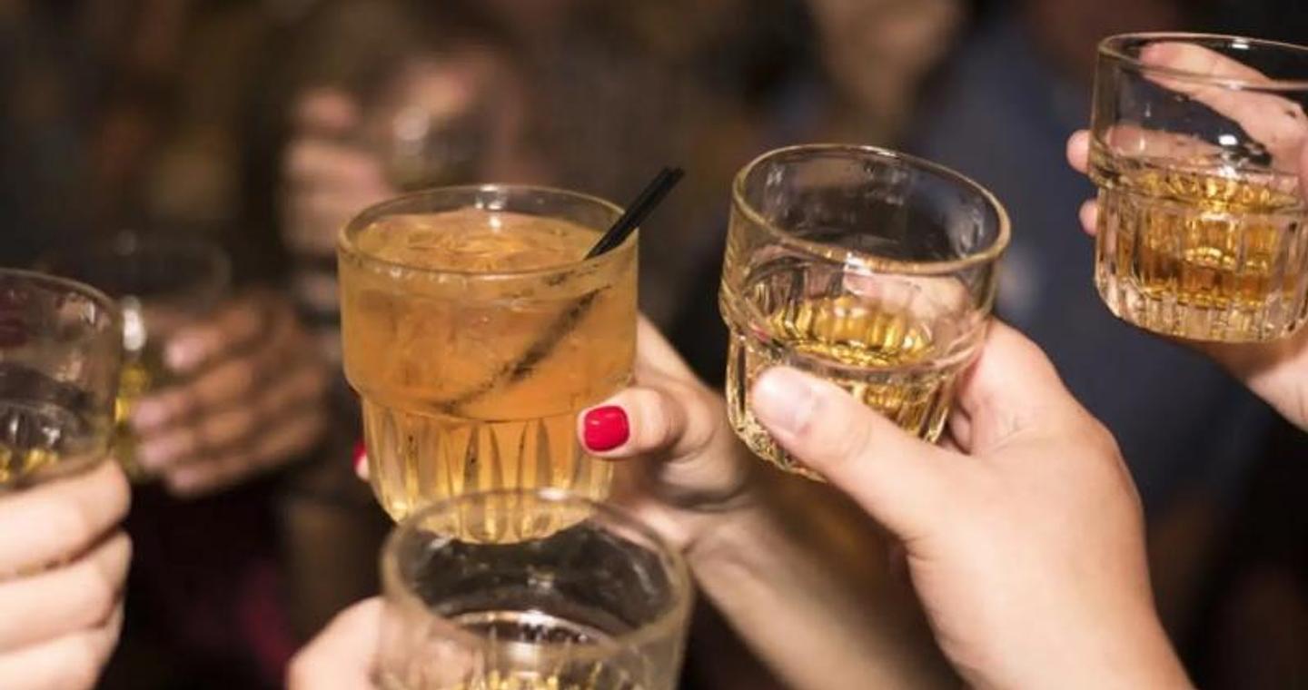 Κρήτη: Ανήλικη μέθυσε σε γλέντι – Συνελήφθη ο πατέρας της που ήταν μαζί της