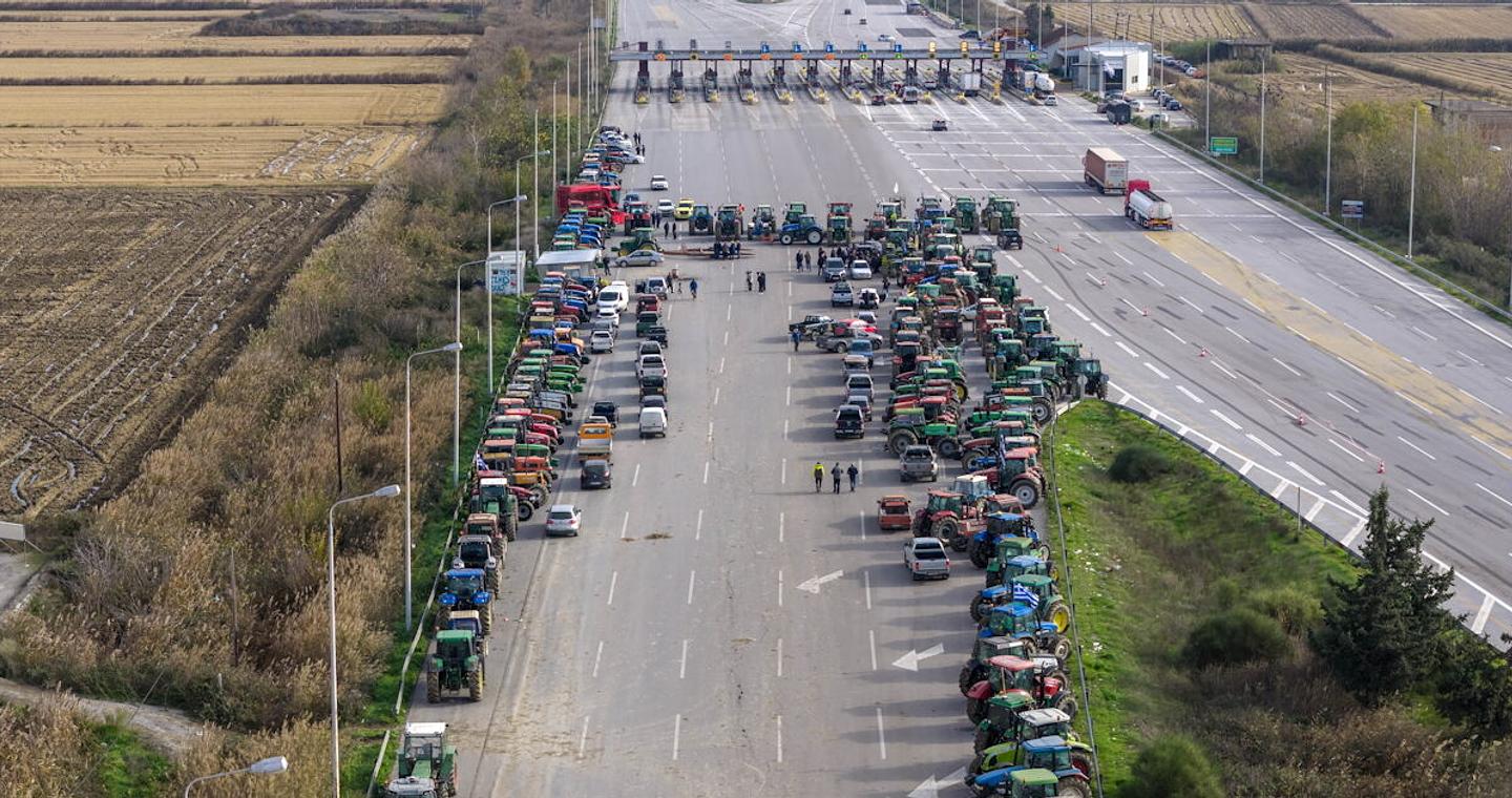 Οι αγρότες κλείνουν επ’ αόριστον τον σταθμό στον Προμαχώνα για τα φορτηγά