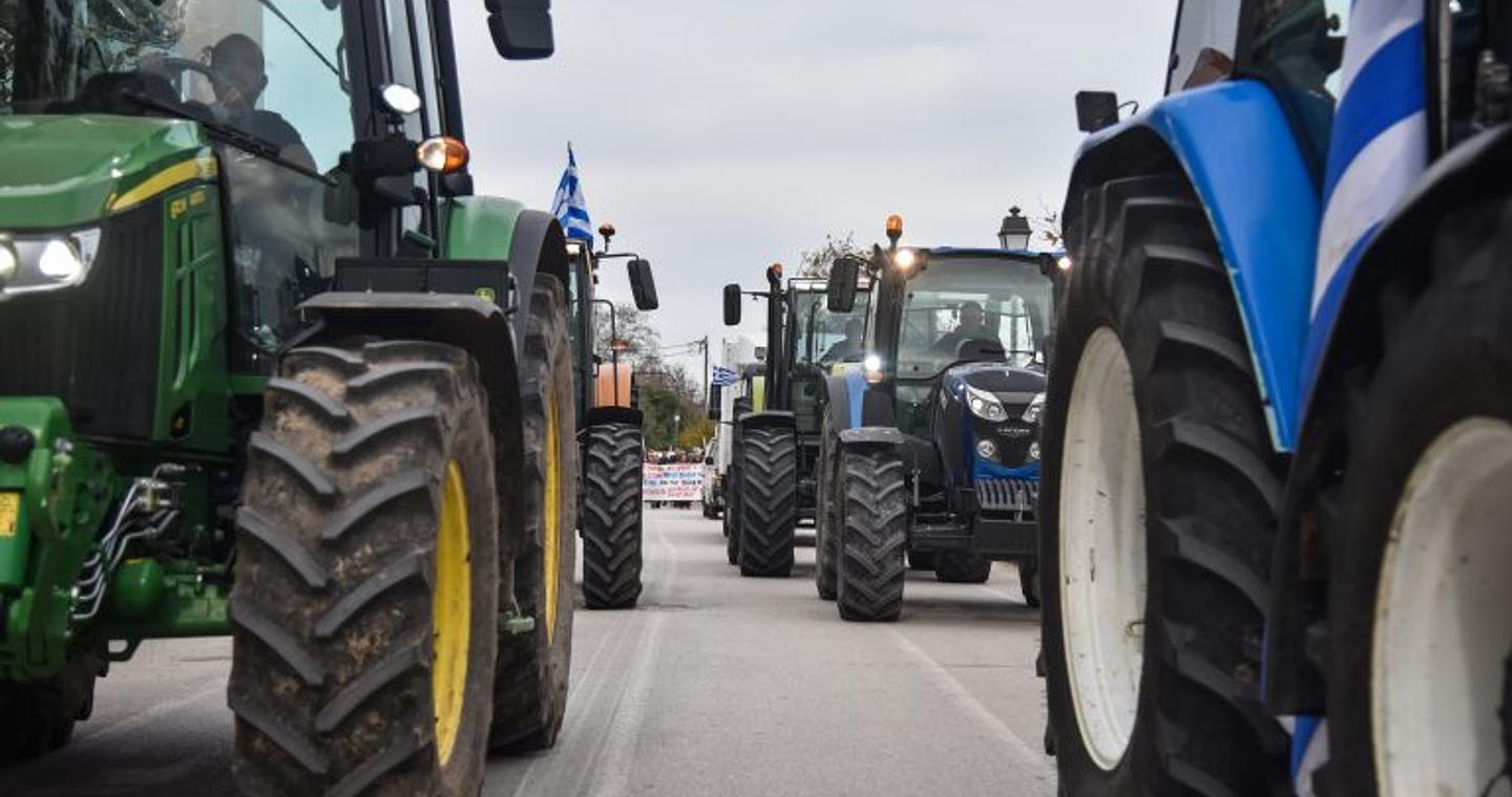Στα μπλόκα παραμένουν οι αγρότες: Σύγχυση με τα μέτρα για το πετρέλαιο – Κρίσιμη η αυριανή πανελλαδική σύσκεψη