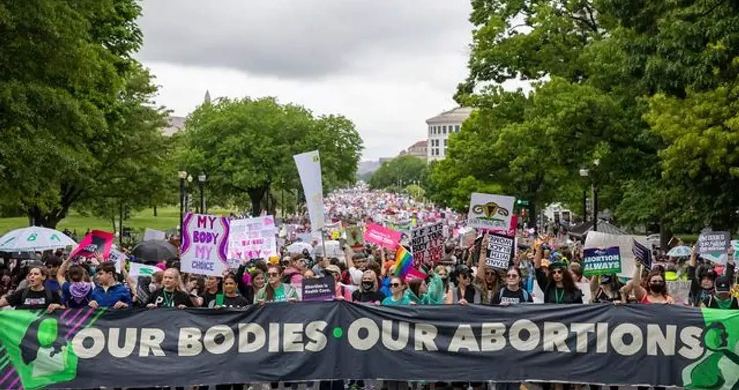 Νίκη για το κίνημα για τις ασφαλείς αμβλώσεις – Τι ζητά το Ευρωκοινοβούλιο
