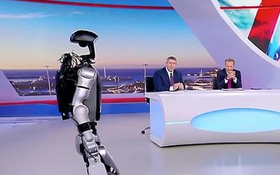 Γαϊδουριά στο "Σήμερα" του ΣΚΑΪ: Ρομπότ "Σοφία" κυνηγάει τον γάτο Μπάρακ!