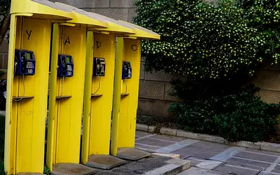 Τέλος εποχής: Απομακρύνονται οι εγκαταλελειμμένοι τηλεφωνικοί θάλαμοι από την Αθήνα!