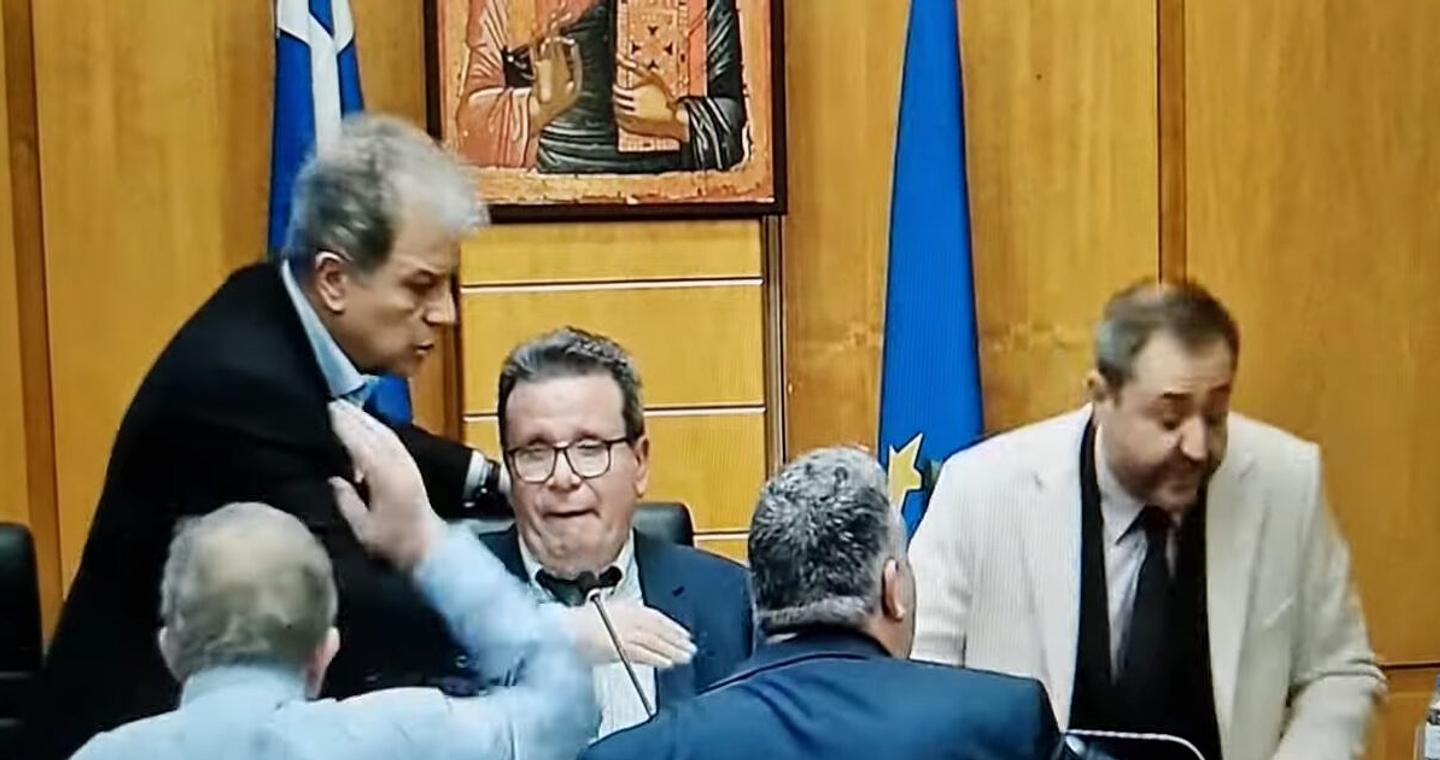 Πεδίο μάχης το περιφερειακό συμβούλιο Δυτικής Μακεδονίας: Φωνές, σπρωξιές και διακοπή - Βίντεο από τις στιγμές έντασης
