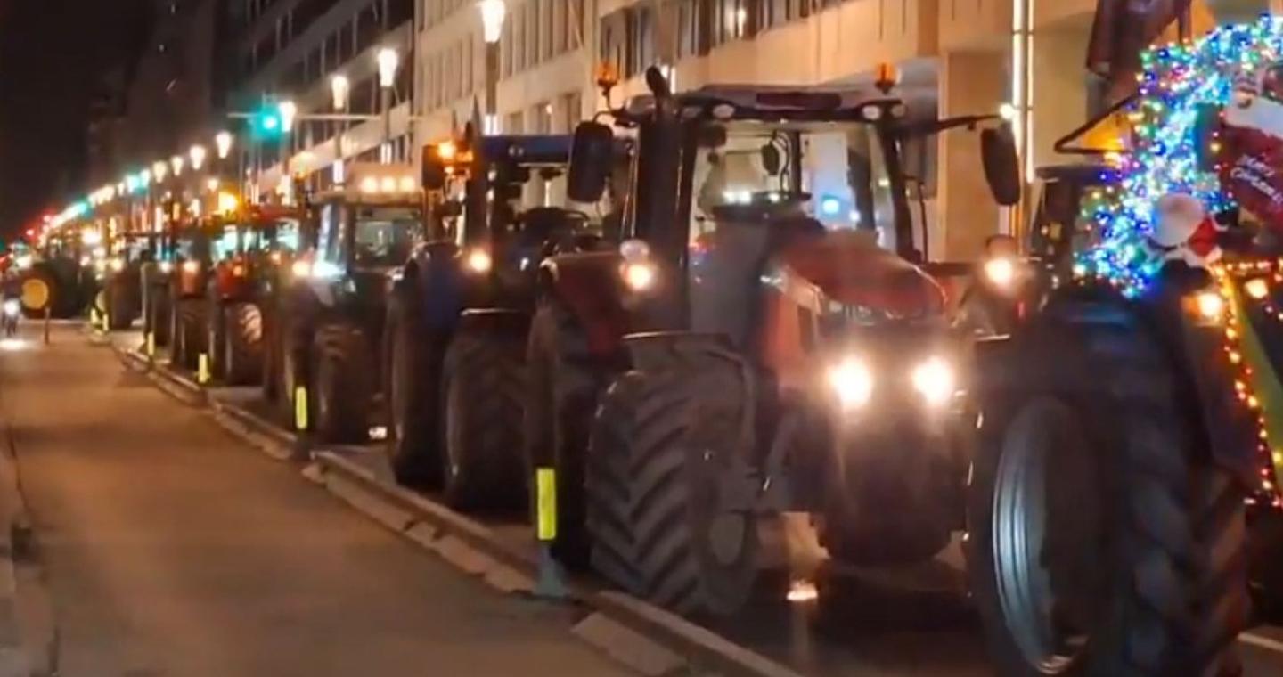 Αγρότες: Μπλόκα και στις Βρυξέλλες – Εκατοντάδες τρακτέρ παραταγμένα μπροστά από το Ευρωπαϊκό Συμβούλιο