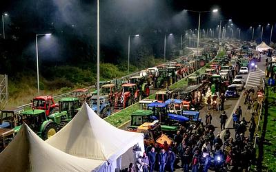 Αγρότες σε κόκκινο συναγερμό: Αποφασισμένοι για Χριστούγεννα στα μπλόκα!
