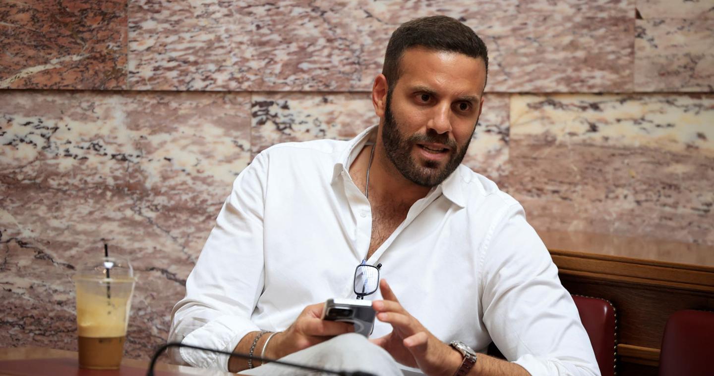 Διέφυγε από τη Γαλλία ο ευρωβουλευτής Νίκος Παππάς μετά τον ξυλοδαρμό δημοσιογράφου - Το χρονικό