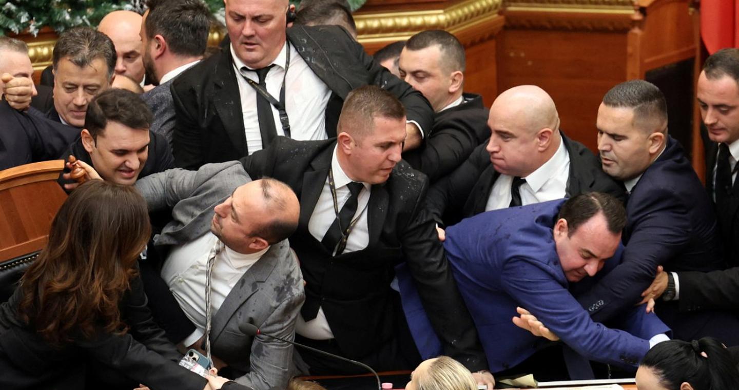 Αλβανία: Ένταση στο κοινοβούλιο – Πέταξαν νερά, άναψαν φωτοβολίδες προτού επέμβει η αστυνομία