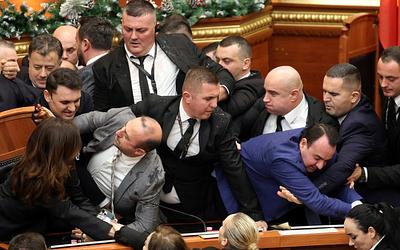 Αλβανία: Χάος στη Βουλή με φωτοβολίδες και καταγγελίες διαφθοράς!